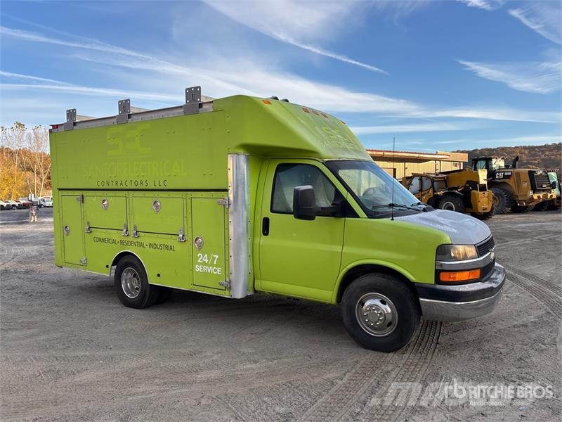 Chevrolet Express G3500 4x2 Utility Truck Caja abierta/laterales abatibles