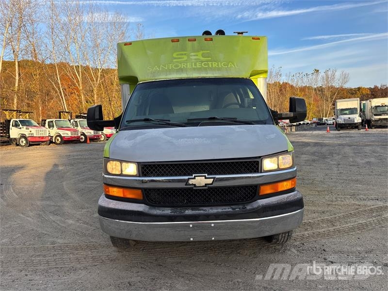 Chevrolet Express G3500 4x2 Utility Truck Caja abierta/laterales abatibles