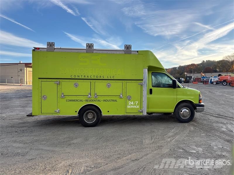 Chevrolet Express G3500 4x2 Utility Truck Caja abierta/laterales abatibles