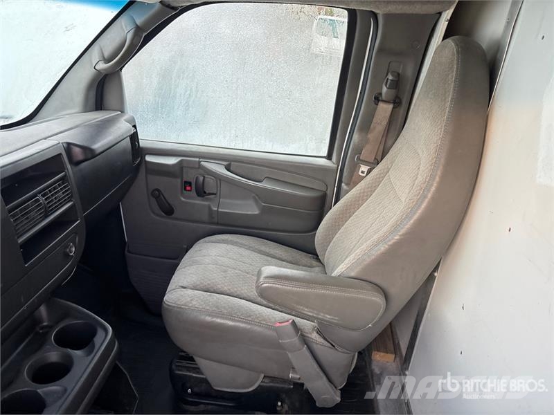 Chevrolet Express G3500 4x2 Utility Truck Caja abierta/laterales abatibles
