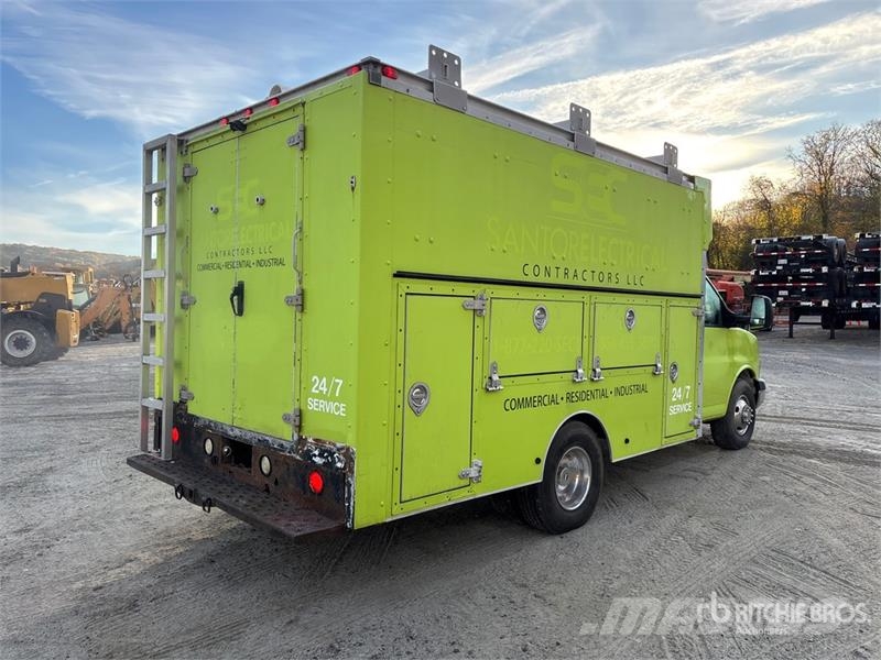 Chevrolet Express G3500 4x2 Utility Truck Caja abierta/laterales abatibles