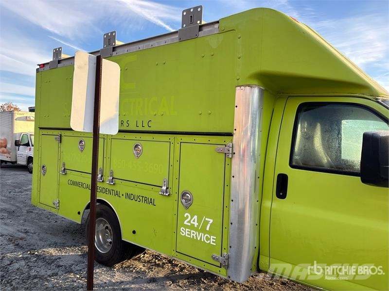 Chevrolet Express G3500 4x2 Utility Truck Caja abierta/laterales abatibles