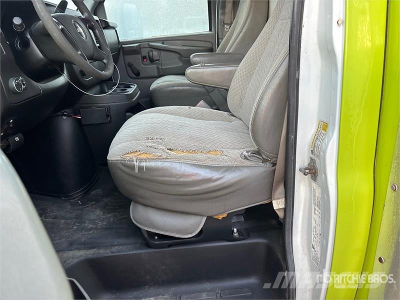 Chevrolet Express G3500 4x2 Utility Truck Caja abierta/laterales abatibles
