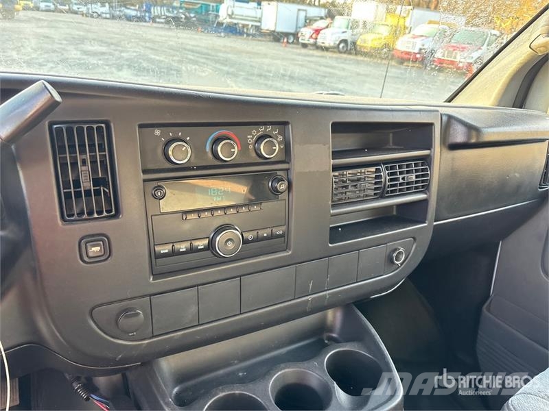 Chevrolet Express G3500 4x2 Utility Truck Caja abierta/laterales abatibles