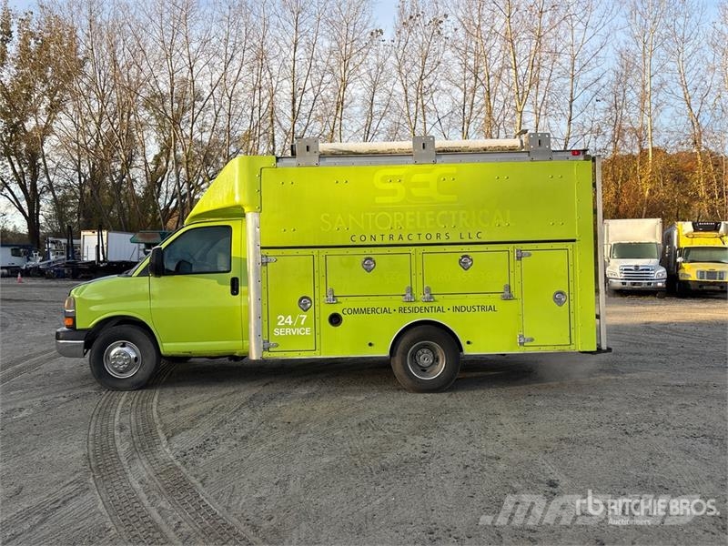 Chevrolet Express G3500 4x2 Utility Truck Caja abierta/laterales abatibles