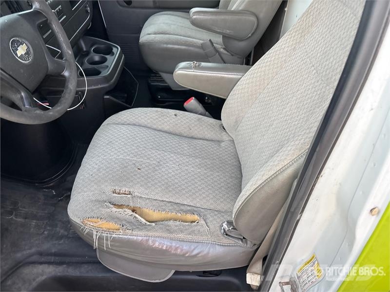 Chevrolet Express G3500 4x2 Utility Truck Caja abierta/laterales abatibles