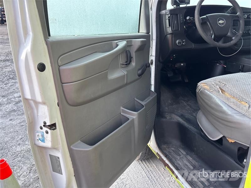 Chevrolet Express G3500 4x2 Utility Truck Caja abierta/laterales abatibles