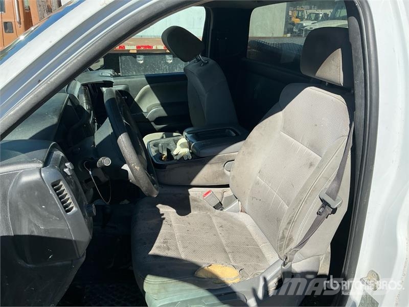 Chevrolet Silverado 1500 4x4 Pickup Diger