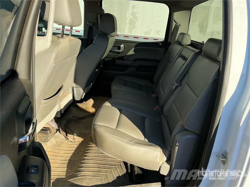 Chevrolet Silverado 2500HD 4x4 Crew Cab Pickup Diger