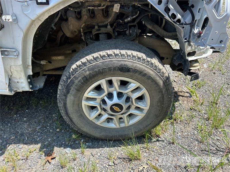 Chevrolet Silverado 2500 HD 4x4 Crew Cab Pickup (Inoperable) Inne