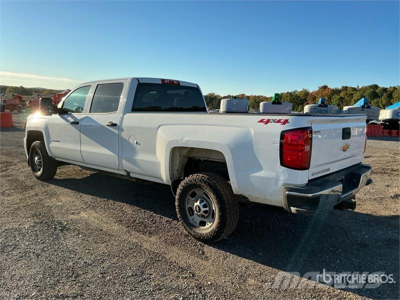 Chevrolet Silverado 2500HD 4x4 Crew Cab Pickup Diger
