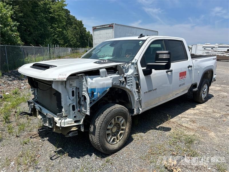 Chevrolet Silverado 2500 HD 4x4 Crew Cab Pickup (Inoperable) Inne