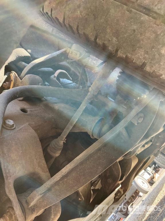 Chevrolet Silverado 2500HD 4x4 Crew Cab Pickup Diger