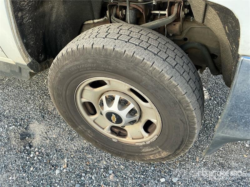 Chevrolet Silverado 2500HD 4x4 Crew Cab Pickup Diger
