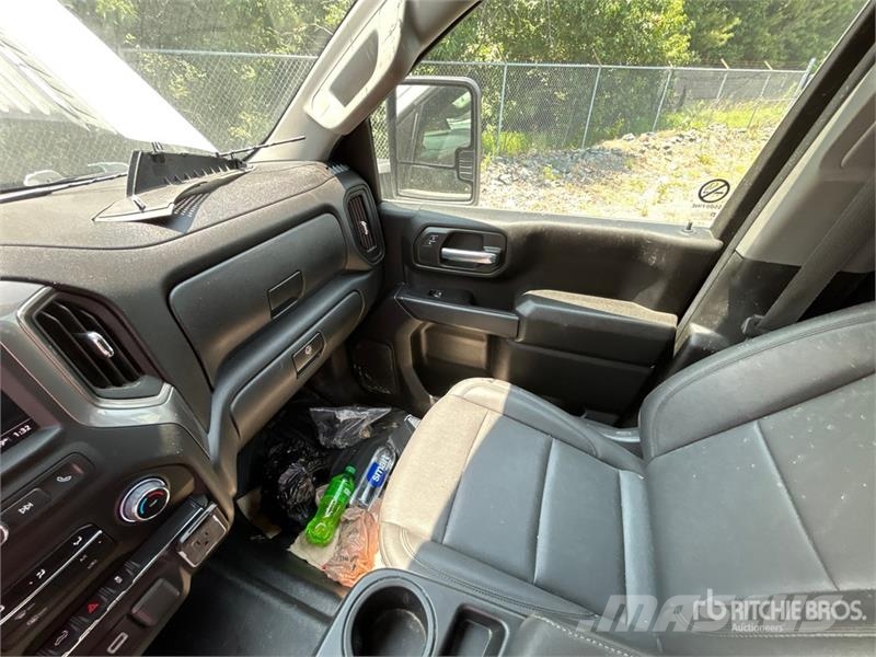 Chevrolet Silverado 2500 HD 4x4 Crew Cab Pickup (Inoperable) Inne