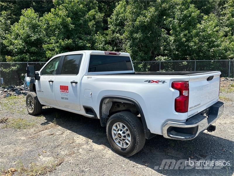 Chevrolet Silverado 2500 HD 4x4 Crew Cab Pickup (Inoperable) Inne