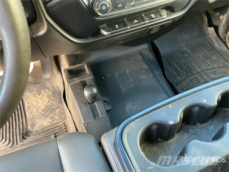 Chevrolet Silverado 2500HD 4x4 Crew Cab Pickup Diger