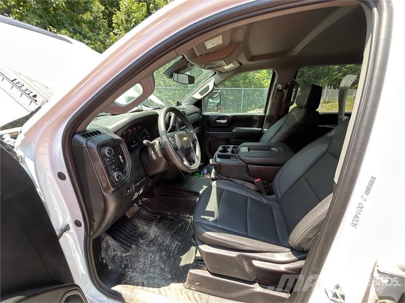 Chevrolet Silverado 2500 HD 4x4 Crew Cab Pickup (Inoperable) Inne