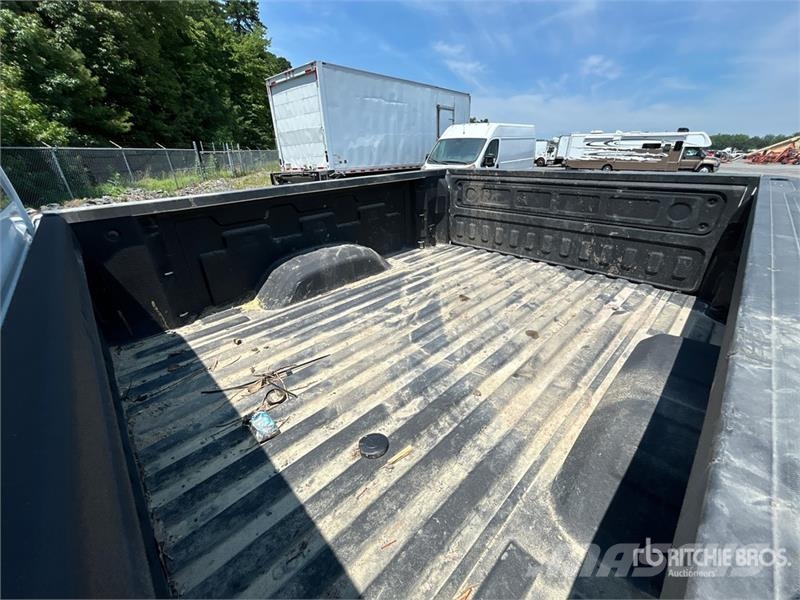 Chevrolet Silverado 2500 HD 4x4 Crew Cab Pickup (Inoperable) Inne