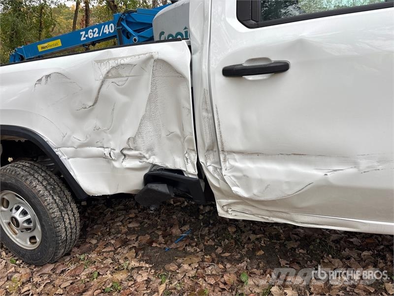 Chevrolet Silverado 2500HD 4x4 Crew Cab Pickup Övriga bilar