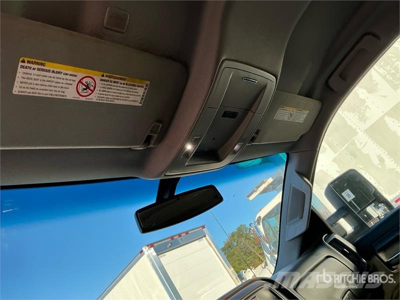 Chevrolet Silverado 2500HD 4x4 Crew Cab Pickup Diger