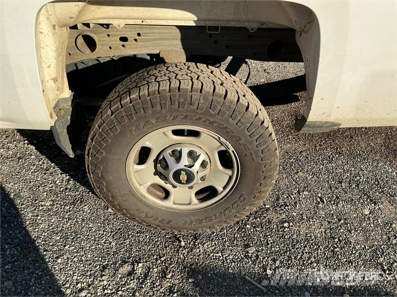 Chevrolet Silverado 2500HD 4x4 Crew Cab Pickup Diger
