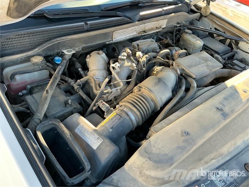 Chevrolet Silverado 2500HD 4x4 Crew Cab Pickup Diger