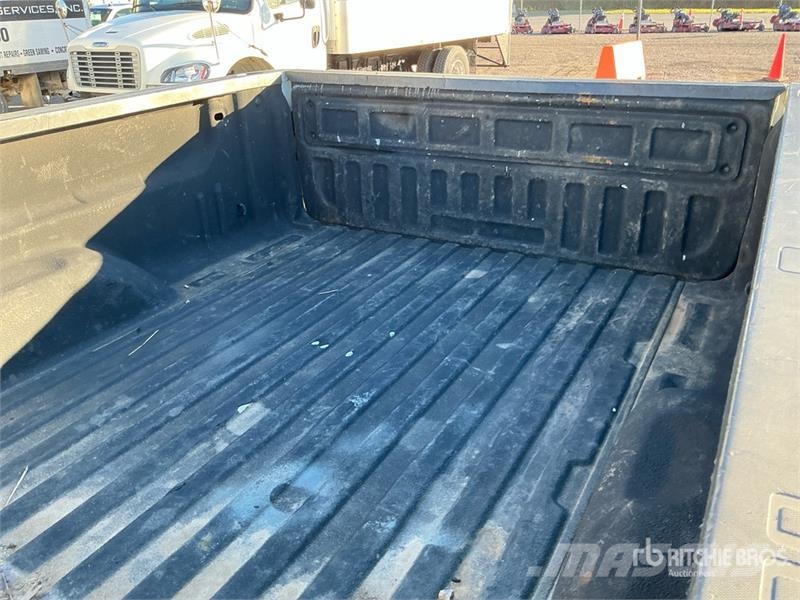 Chevrolet Silverado 2500HD 4x4 Crew Cab Pickup Diger