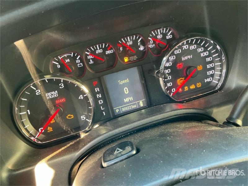 Chevrolet Silverado 2500HD 4x4 Crew Cab Pickup Diger