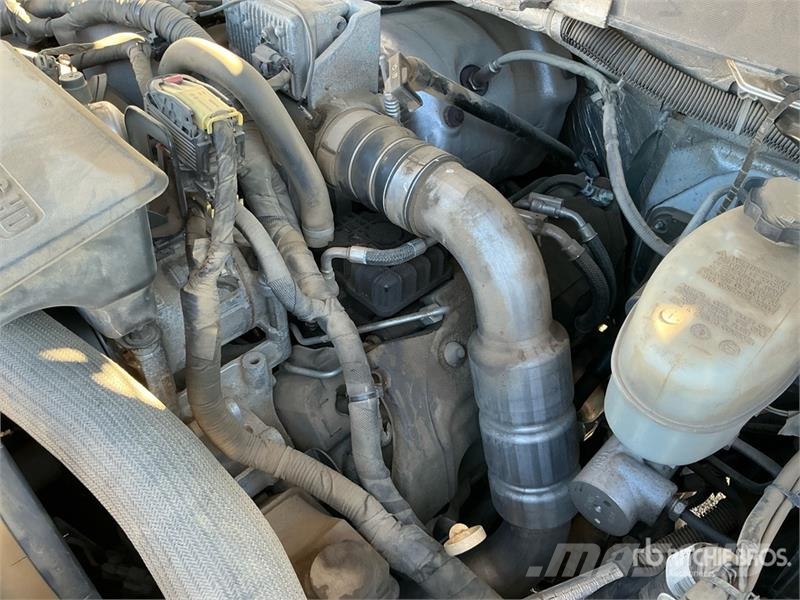 Chevrolet Silverado 2500HD 4x4 Crew Cab Pickup Diger