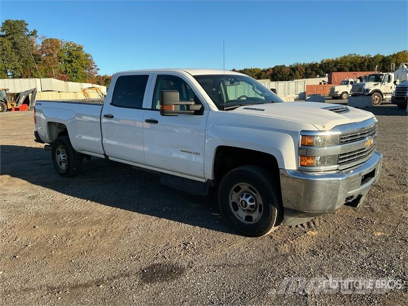 Chevrolet Silverado 2500HD 4x4 Crew Cab Pickup Diger
