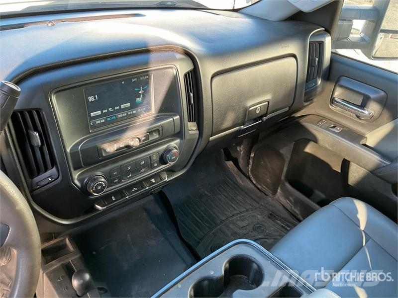Chevrolet Silverado 2500HD 4x4 Crew Cab Pickup Diger