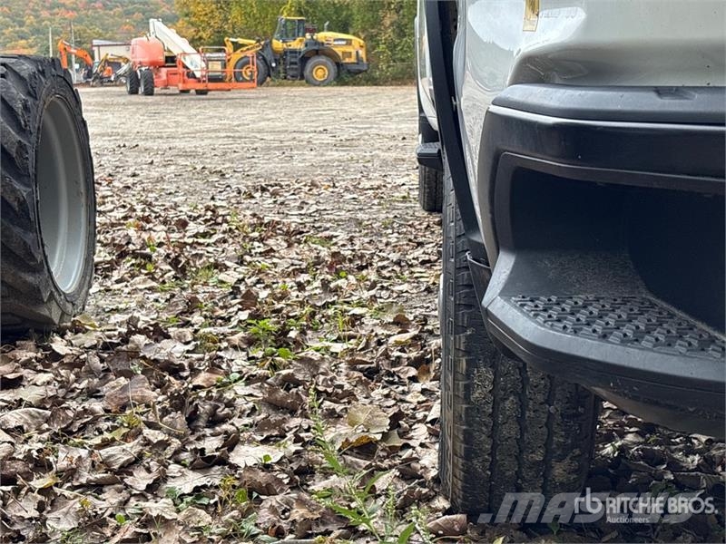 Chevrolet Silverado 2500HD 4x4 Crew Cab Pickup Övriga bilar