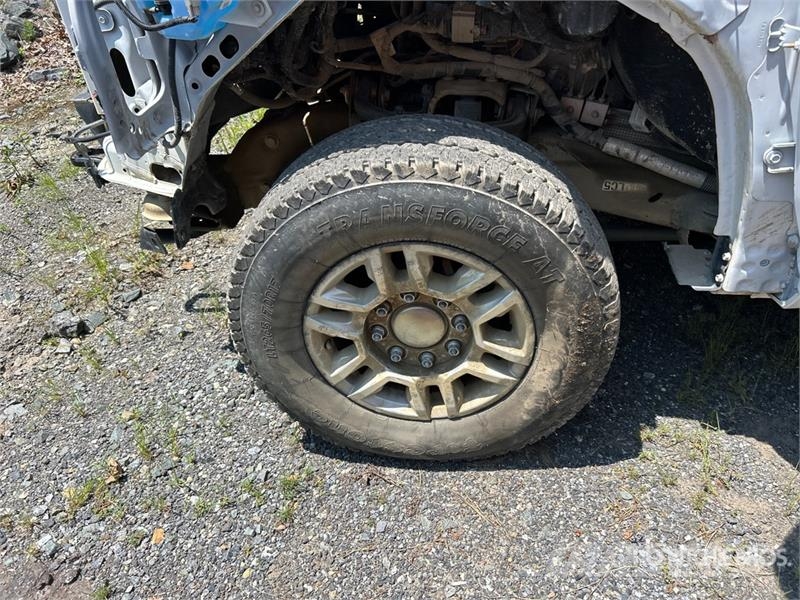 Chevrolet Silverado 2500 HD 4x4 Crew Cab Pickup (Inoperable) Inne