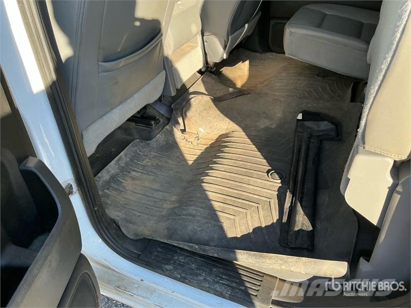 Chevrolet Silverado 2500HD 4x4 Crew Cab Pickup Diger