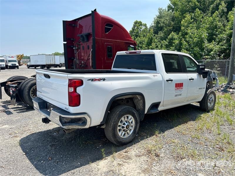 Chevrolet Silverado 2500 HD 4x4 Crew Cab Pickup (Inoperable) Inne