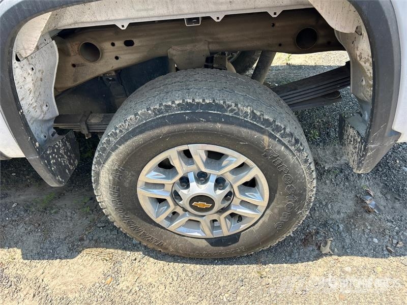 Chevrolet Silverado 2500 HD 4x4 Crew Cab Pickup (Inoperable) Inne