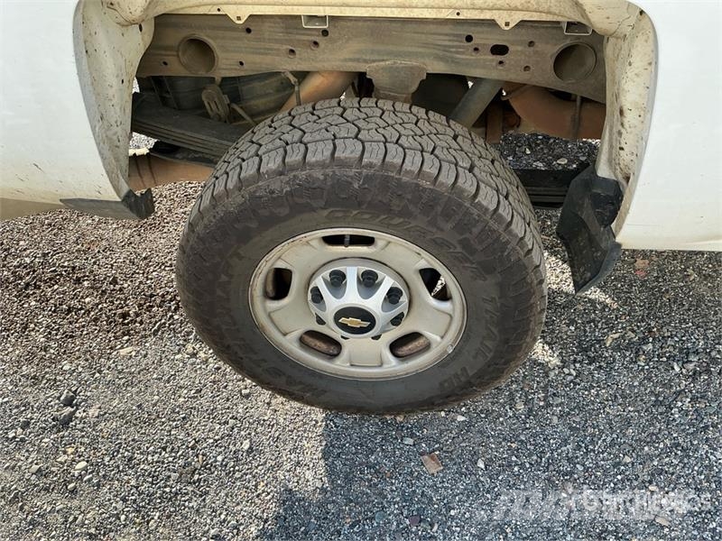 Chevrolet Silverado 2500HD 4x4 Crew Cab Pickup Diger