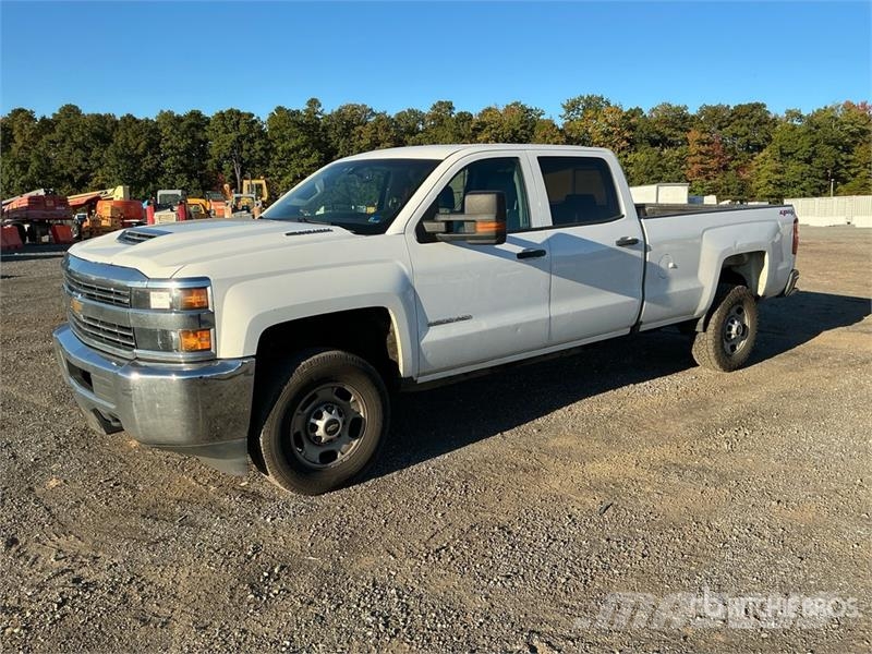 Chevrolet Silverado 2500HD 4x4 Crew Cab Pickup Diger