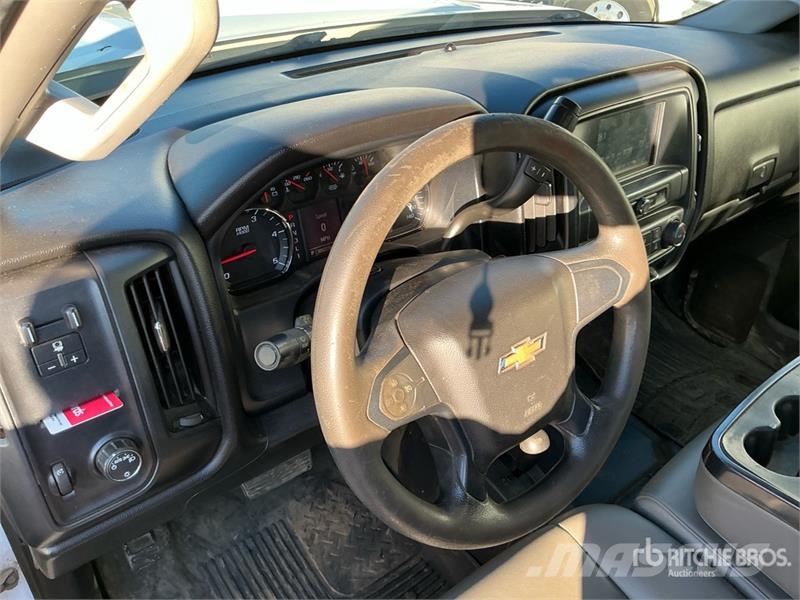 Chevrolet Silverado 2500HD 4x4 Crew Cab Pickup Diger