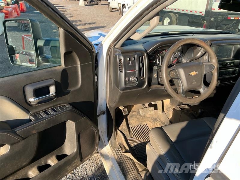 Chevrolet Silverado 2500HD 4x4 Crew Cab Pickup Diger