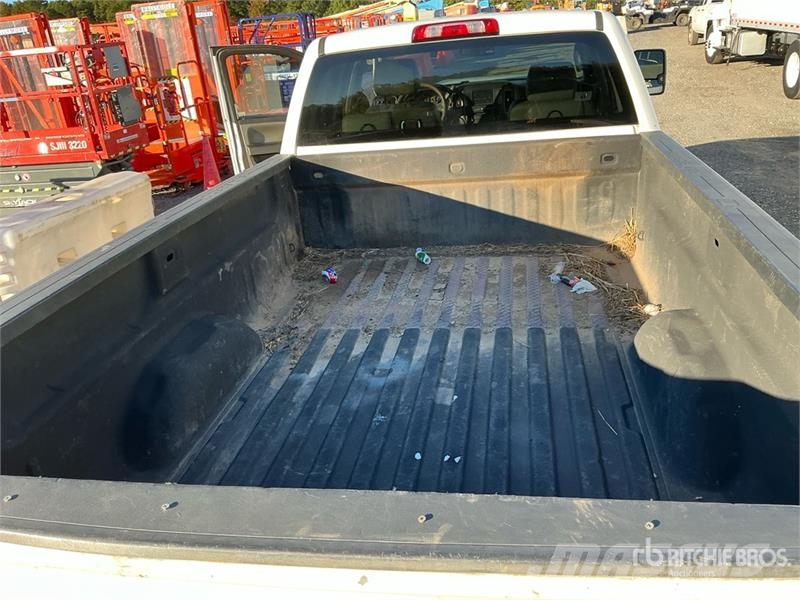 Chevrolet Silverado 2500HD 4x4 Crew Cab Pickup Diger