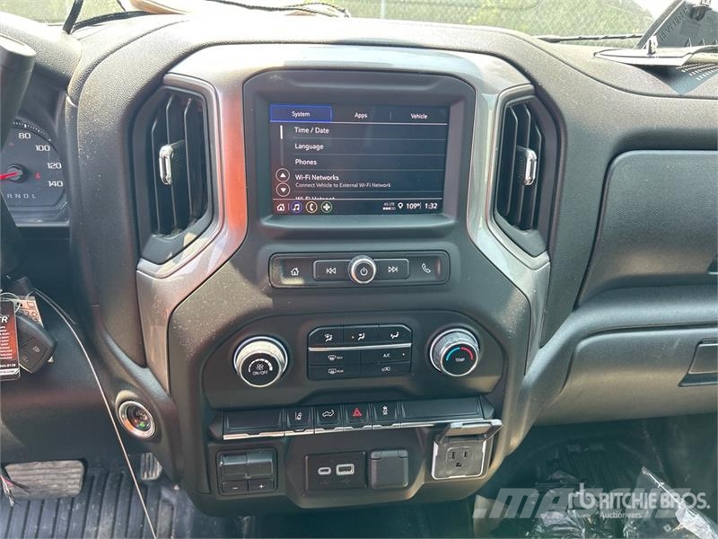 Chevrolet Silverado 2500 HD 4x4 Crew Cab Pickup (Inoperable) Other