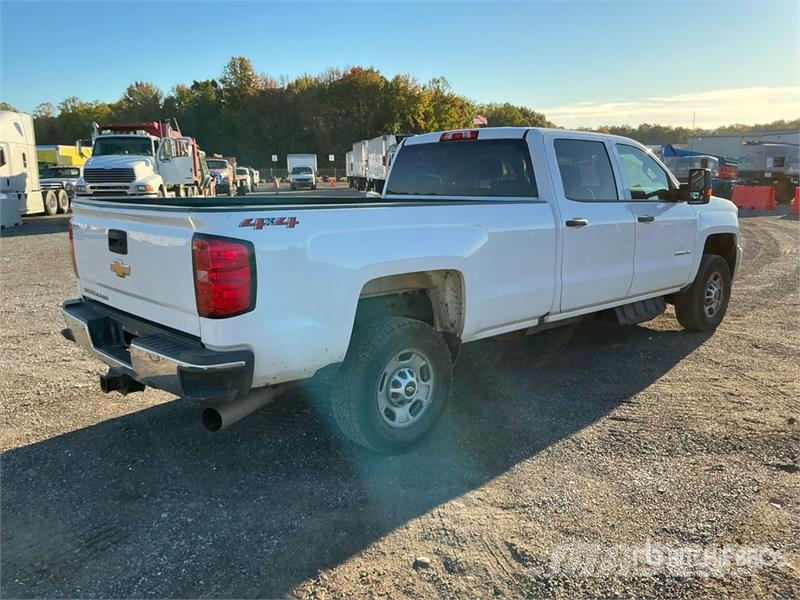 Chevrolet Silverado 2500HD 4x4 Crew Cab Pickup Diger