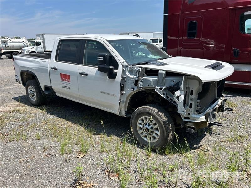 Chevrolet Silverado 2500 HD 4x4 Crew Cab Pickup (Inoperable) Inne
