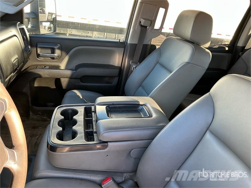 Chevrolet Silverado 2500HD 4x4 Crew Cab Pickup Diger