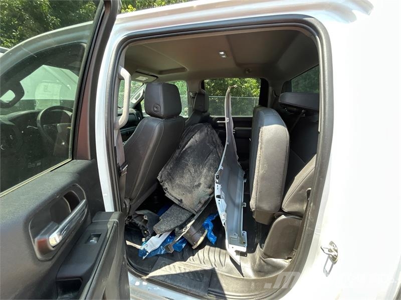 Chevrolet Silverado 2500 HD 4x4 Crew Cab Pickup (Inoperable) Inne