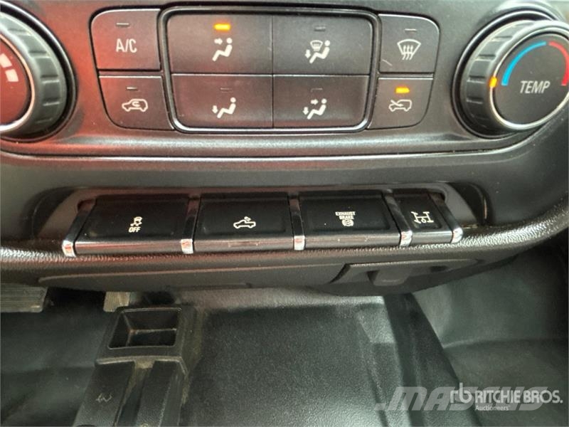 Chevrolet Silverado 3500HD شاحنات مسطحة/مفصلية الجوانب