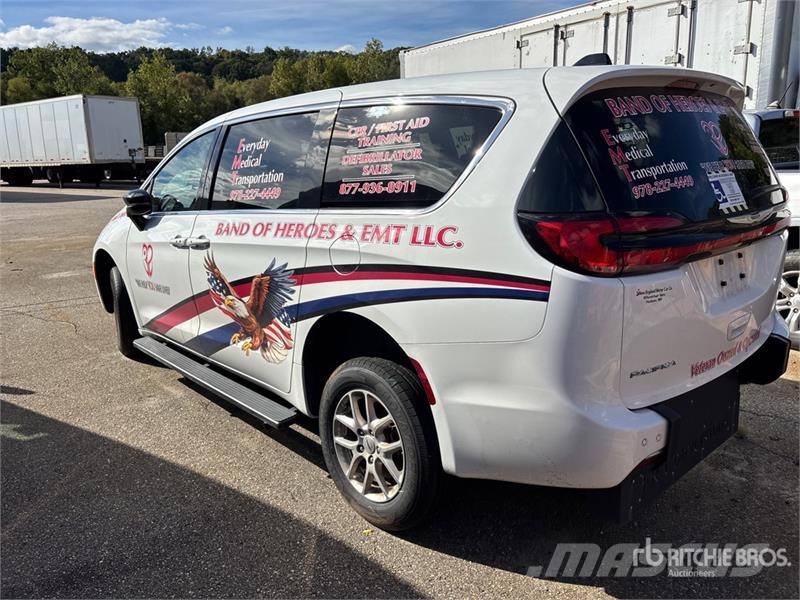 Chrysler Pacifica Handicapped Ramp Van Minivan PKWs