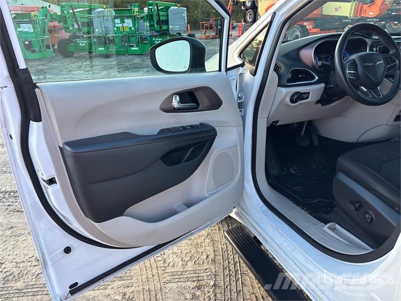 Chrysler Voyager Minivan Henkilöautot